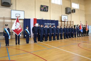zdjęcie przedstawiające uczniów klasy mundurowej
