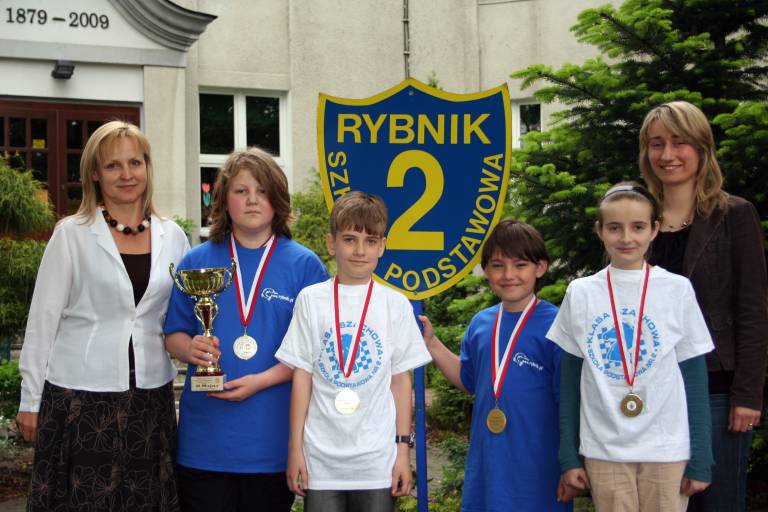 Ewa Jankowska - dyrektor SP nr 2, Patrycjusz Cieślak,Kamil Kozioł, Dawid Klementowski, Katarzyna Pokrzywa, Agnieszka Matras-Clement - trener